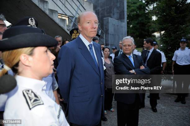 Brice Hortefeux rencontre des policiers dans une cité le 24 juin 2009 à Orly, France.