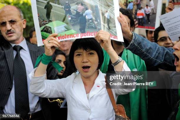 Anh Dao Traxel fille adoptive de Jacques Chirac a manifesté avec plusieurs centaines d'Iraniens à Paris mercredi devant l'ambassade d'Iran contre...