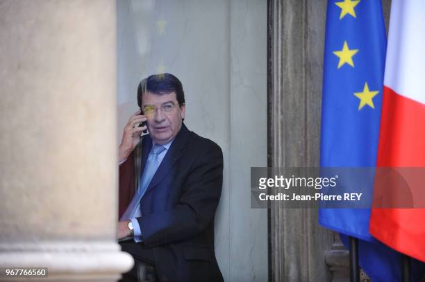 Xavier Darcos au téléphone à la fin du conseil des ministres le 19 décembre 2008 à Paris, France.