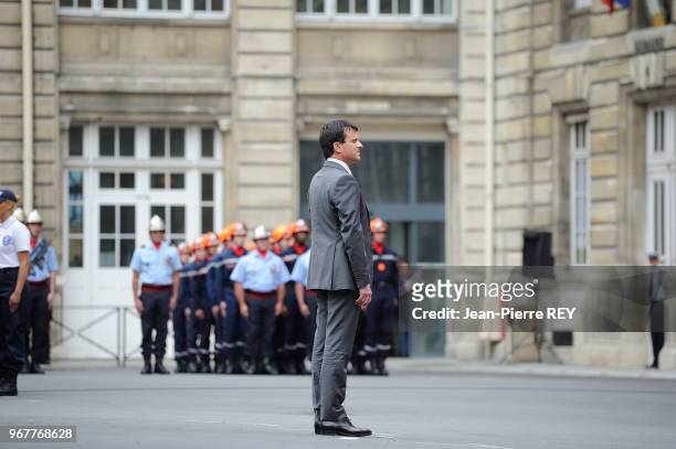 Le ministre de l'Intérieur Manuel Valls à la préfecture à Paris le 26 juin 2012, France.