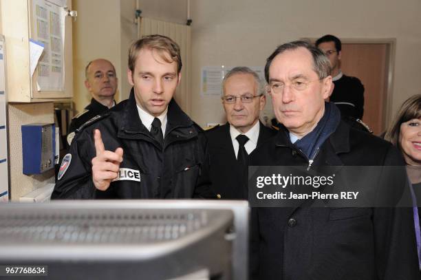 Le ministre de l'Intérieur Claude Guéant au commissariat du centre d'affaire le 14 décembre 2011, France.