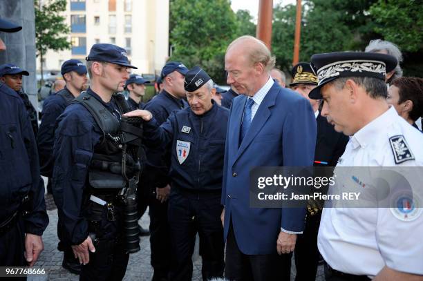 Brice Hortefeux rencontre des policiers dans une cité le 24 juin 2009 à Orly, France.