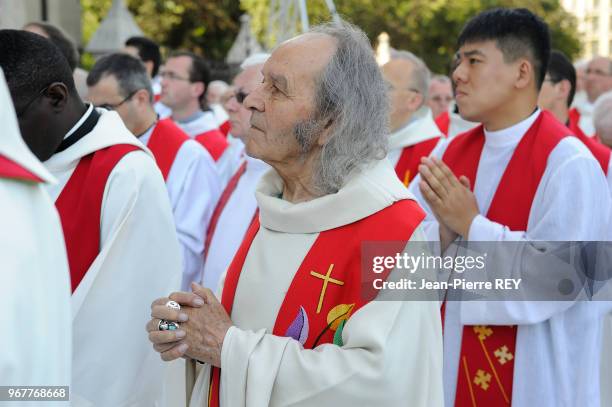 Le prêtre Guy Gilbert à la cathédrale Notre Dame à Paris le 30 juin 2012, France.