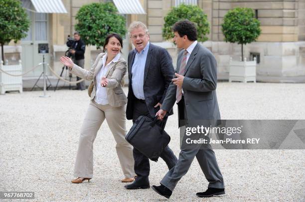 Daniel Cohn-Bendit accompagné de Pascal Durand et de Cécile Duflot dans la cour de l'Elysée le 18 juin 2009 à Paris, France.