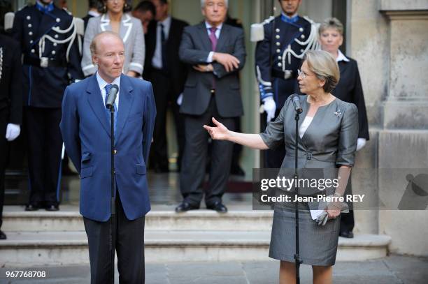 Michèle Alliot-Marie cède sa place à Brice Hortefeux comme ministre de l'intérieur le 24 juin 2009 à Paris, France.