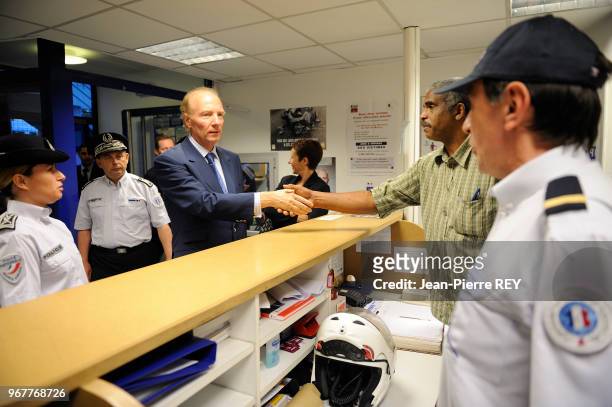 Brice Hortefeux rencontre des policiers au commissariat de police le 24 juin 2009 à Orly, France.