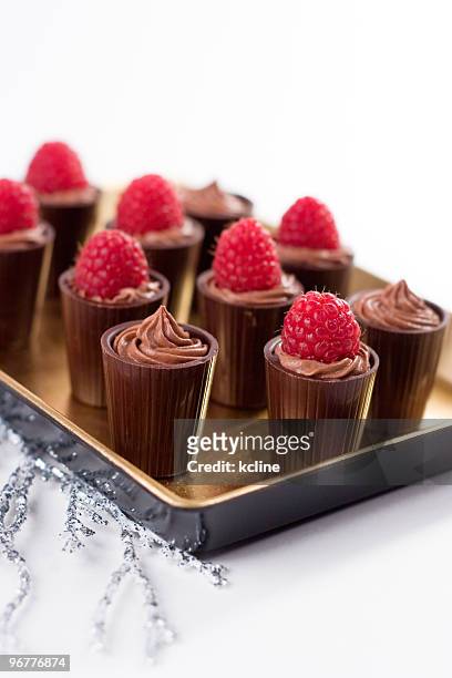 belgischer schokolade körbchen mit mousse au chocolat - soirée mousse stock-fotos und bilder