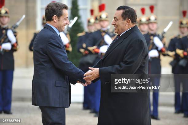 Mohammed Hosni Moubarak est reçu au Palais de l?Élysée par Nicolas Sarkozy le 22 janvier 2007 à Paris, France.
