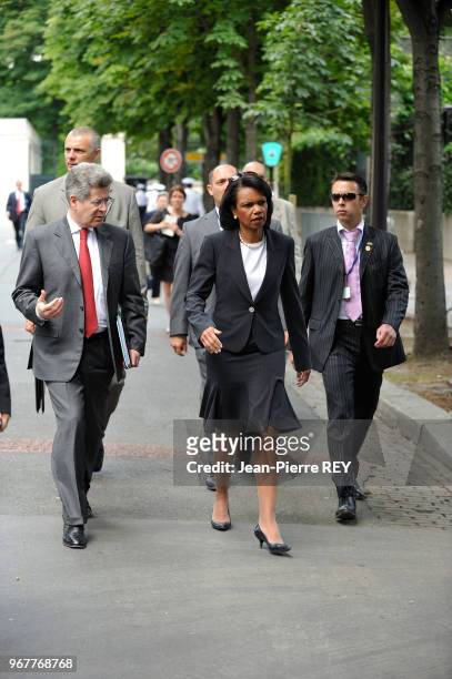 Condoleeza Rice se rend à pied à l'ambassade des Etats Unis sous haute protection policière le 14 juin 2008 à Paris, France.