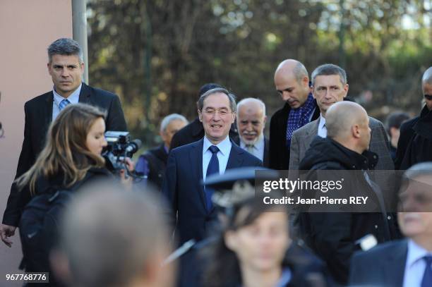 Le ministre de l'Intérieur Claude Guéant et Frédéric Péchenard visitent le commissariat de police du Raincy le 31 octobre 2011, France.