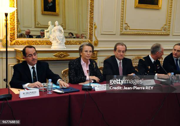 Michèle Alliot-Marie annonce les dispositifs de sécurisation mis en place pendant la période des fêtes le 17 décembre 2008 à Paris, France.