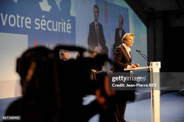 Conférence de presse de Michèle Alliot-Marie le 15 juin 2009 à Paris, France.