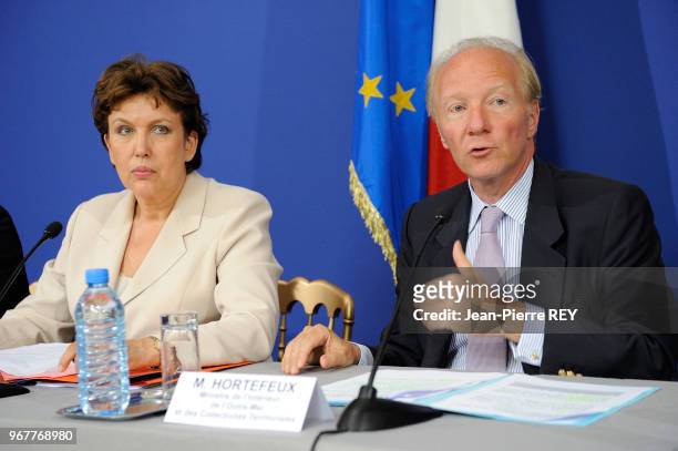 Roselyne Bachelot et Brice Hortefeux au ministère de l'intérieur le 27 aout 2009 à Paris, France.