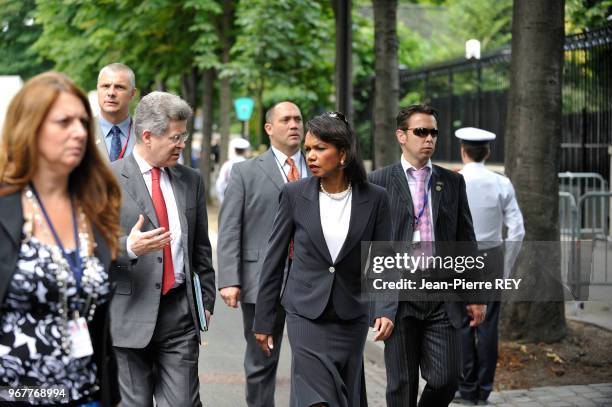 Condoleeza Rice se rend à pied à l'ambassade des Etats Unis sous haute protection policière le 14 juin 2008 à Paris, France.