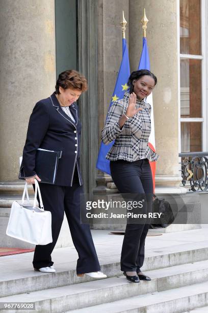 Roselyne Bachelot et Rama Yade à la fin du conseil des ministres le 24 juin 2009 à Paris, France.