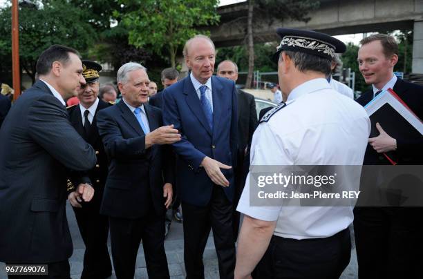 Brice Hotefeux rencontre des policiers au pied d'une cité le 24 juin 2009 à Orly, France.