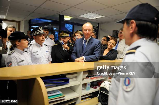 Brice Hortefeux rencontre des policiers au commissariat de police le 24 juin 2009 à Orly, France.