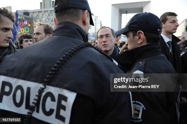 Le ministre de l'Intérieur Claude Guéant avec les policiers du commissariat du centre d'affaire le 14 décembre 2011, France.