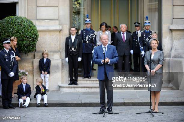 Michèle Alliot-Marie cède sa place à Brice Hortefeux comme ministre de l'intérieur le 24 juin 2009 à Paris, France.