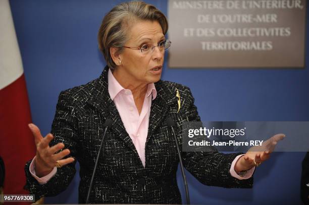 Michèle Alliot-Marie annonce les dispositifs de sécurisation mis en place pendant la période des fêtes le 17 décembre 2008 à Paris, France.