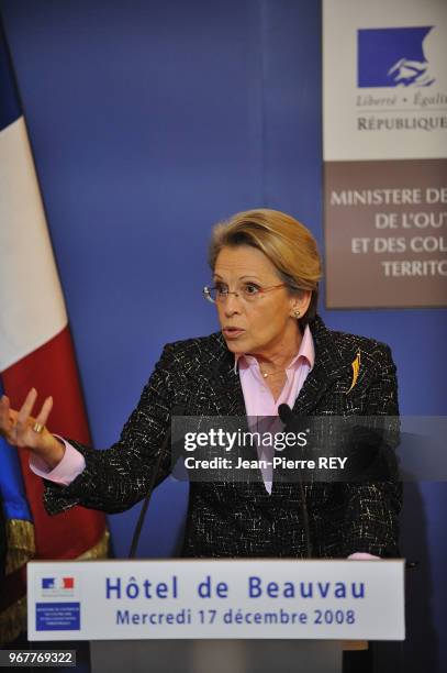 Michèle Alliot-Marie annonce les dispositifs de sécurisation mis en place pendant la période des fêtes le 17 décembre 2008 à Paris, France.