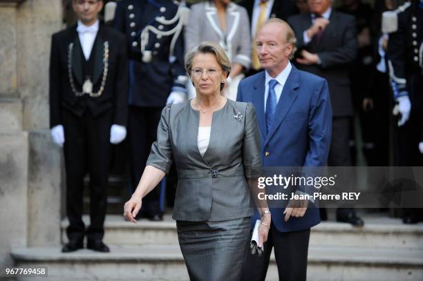 Michèle Alliot-Marie cède sa place à Brice Hortefeux comme ministre de l'intérieur le 24 juin 2009 à Paris, France.