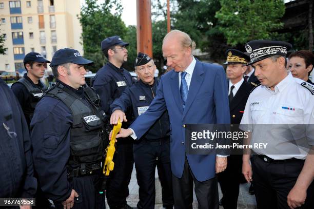 Brice Hortefeux rencontre des policiers dans une cité le 24 juin 2009 à Orly, France.