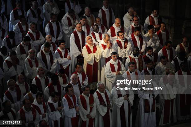 Des prêtres à la cathédrale Notre Dame à Paris le 30 juin 2012, France.