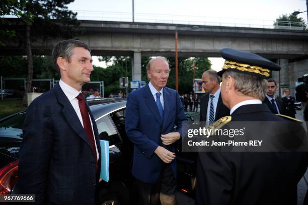 Brice Hortefeux rencontre des policiers au pied d'une cité le 24 juin 2009 à Orly, France.