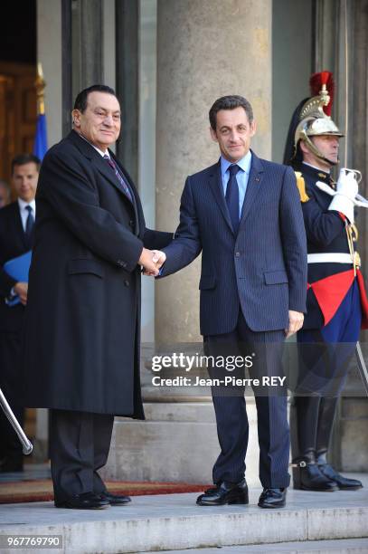 Mohammed Hosni Moubarak est reçu au Palais de l?Élysée par Nicolas Sarkozy le 22 janvier 2007 à Paris, France.