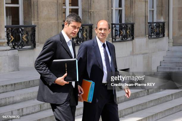 Laurent Wauquiez et Eric Woerth à la fin du conseil des ministres le 24 juin 2009 à Paris, France.
