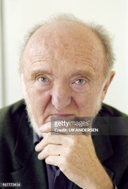 Portrait du biologiste et généticien francais Albert Jacquard le 21 janvier 2000 à Paris, France.
