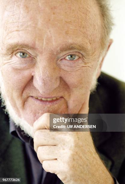 Portrait du biologiste et généticien francais Albert Jacquard le 21 janvier 2000 à Paris, France.