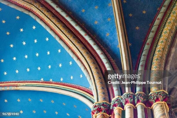 stars and colors on the ceiling of a chapel of limoges cathedral, france - limoges - fotografias e filmes do acervo