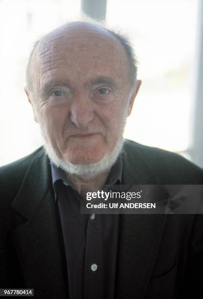 Portrait du biologiste et généticien francais Albert Jacquard le 21 janvier 2000 à Paris, France.