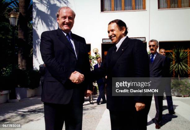 Le Ministre des Affaires étrangères, Hubert Védrine, a été reçu pendant cinq heures par le Président Bouteflika : il a été décidé que des consulats...