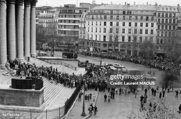 Foule devant l'église de la Madeleine lors des obsèques de Thierry Le Luron le 18 novembre 1986 à Paris, France.