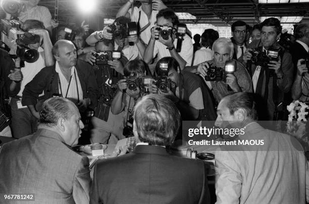 Raymond Barre et Jacques Chirac face aux photographes lors des journées parlementaires de l'UDF le 23 septembre 1987 à Nice, France.