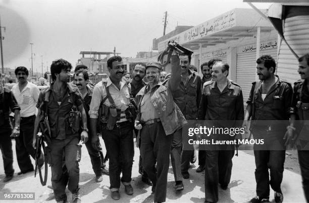 Le leader de l'OLP Yasser Arafat visitant les positions palestiniennes le 26 juin 1982 à Beyrouth, Liban.