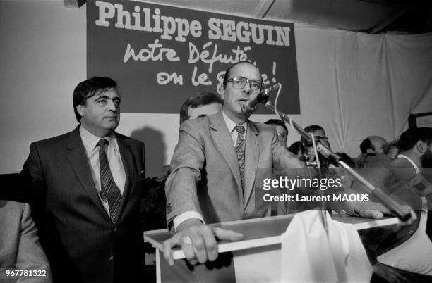 Jacques Chirac lors d'un meeting de soutien au candidat RPR Philippe Séguin, à gauche, le 17 juin 1981 à Epinal, France.