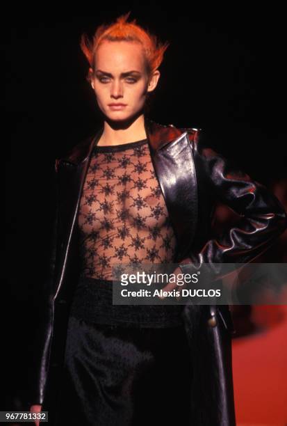 Défilé de la collection Versace automne-hiver 1996 le 26 mars 1996 à New-York, États-Unis.