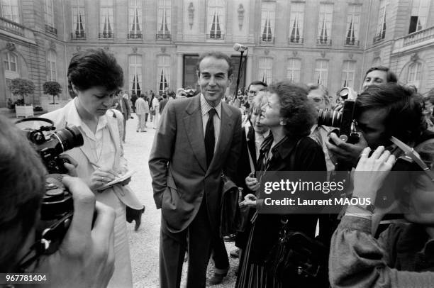 Robert Badinter, nouveau ministre de la Justice, dans la cour de l'Elysée après le conseil des ministres le 24 juin 1981 à Paris, France.