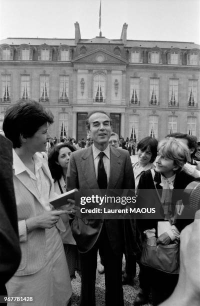 Robert Badinter, nouveau ministre de la Justice, dans la cour de l'Elysée après le conseil des ministres le 24 juin 1981 à Paris, France.