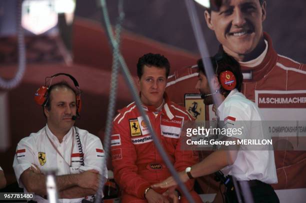 MIchaël Schumacher au stand Ferrari lors du Grand Prix de Formule 1 de Magny-Cours, le 30 juin 1996, France.