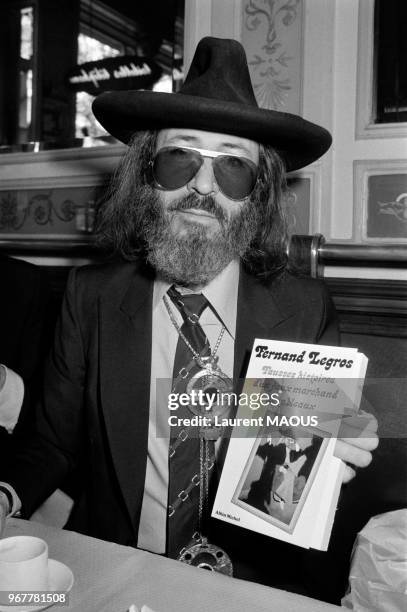 Fernand Legros, marchand de faux tableaux et faussaire, présente son livre le 14 mai 1979 à Paris, France.