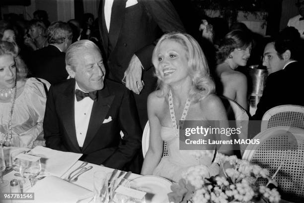 Stavros Niarchos avec la baronne Sylvia de Waldner lors d'un dîner le 18 août 1979 à Deauville, France.
