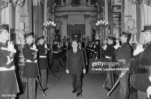 Le président Alain Poher arrive au Sénat lors d'un débat le 20 novembre 1981 à Paris, France.