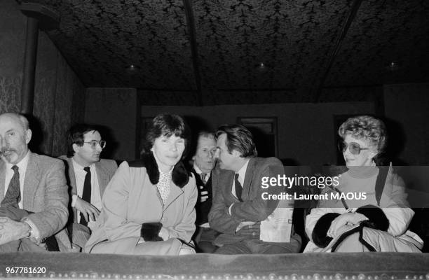 Danielle Mitterrand et sa soeur Christine Gouze-Rénal lors d'une soirée à l'Opéra avec également François de Grossouvre, Jacques Attali, Paul Guimard...