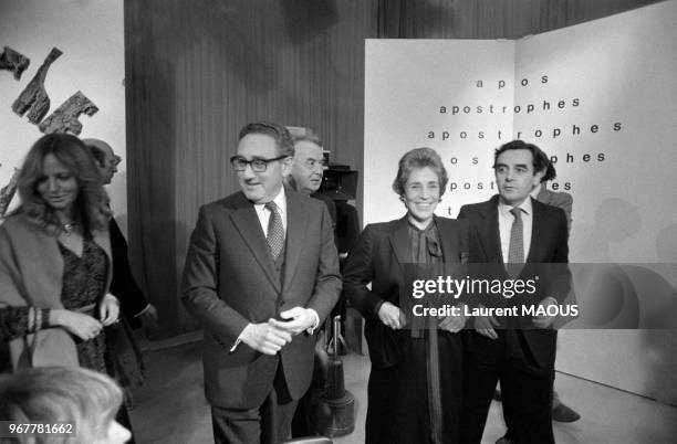 Henry Kissinger sur le plateau de l'émission 'Apostrophes' avec Bernard Pivot et Françoise Giroud le 15 octobre 1979 à Paris, France.