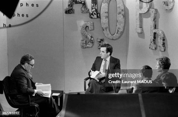Henry Kissinger sur le plateau de l'émission 'Apostrophes' avec Bernard Pivot et Françoise Giroud le 15 octobre 1979 à Paris, France.